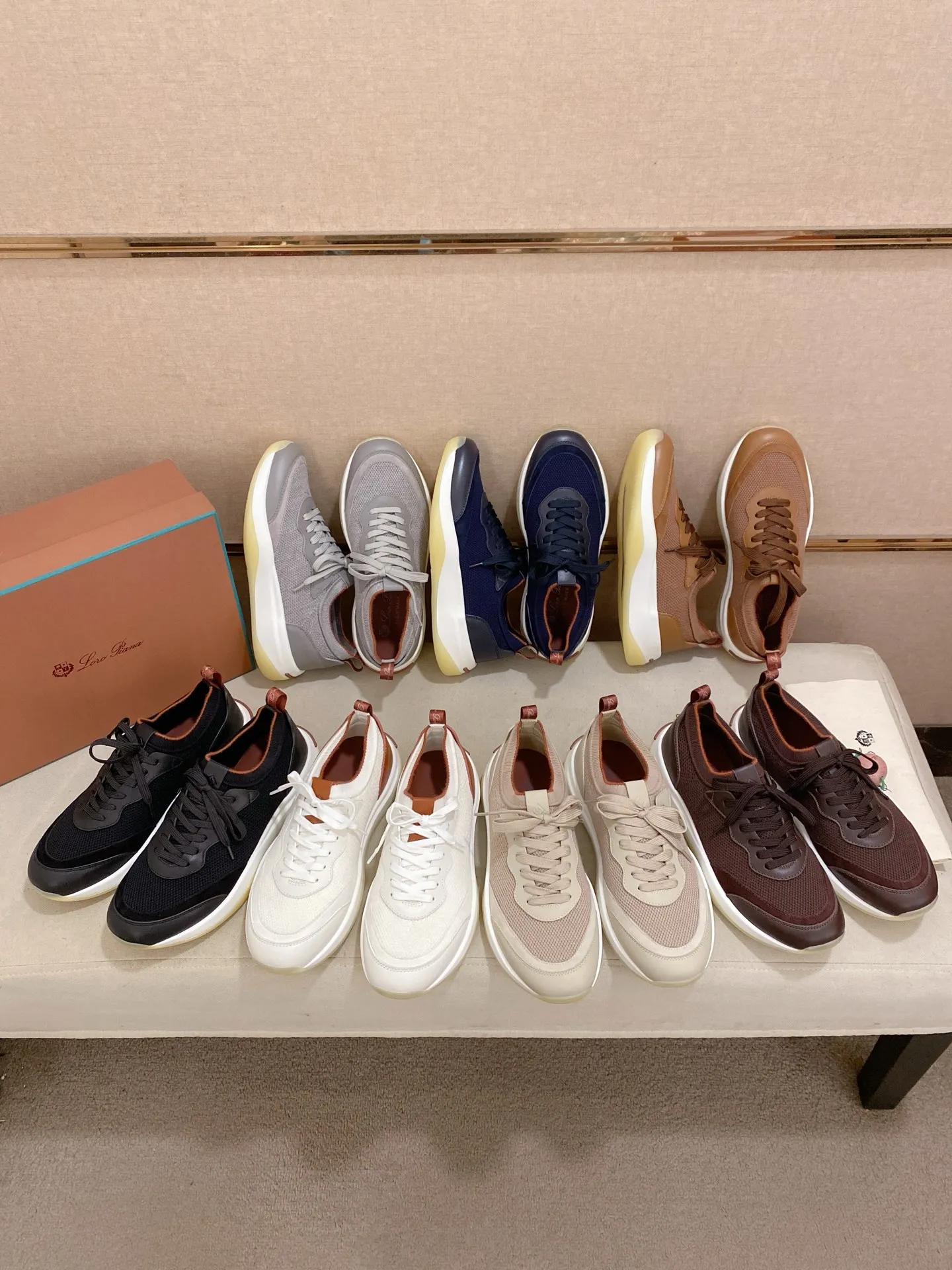 Men's shoes💰: 540💰🔥𝐥𝐨𝐫𝐨 𝐏𝐢𝐚𝐧𝐚 lp classic loafers, an Italian treasure brand, the only brand that can match Hermès! Only after wearing it do we realize that we can’t live up to our feet. The upper is made of imported first-layer cowhide with breathable fly-knit fabric, water-dyed cowhide foot pads, and the official original glass rubber outsole and pendant. Exclusive original packaging (tag ➕ brand paper ➕ outer box ➕ hand bag) code number: 38-44. Can be customized 45-46